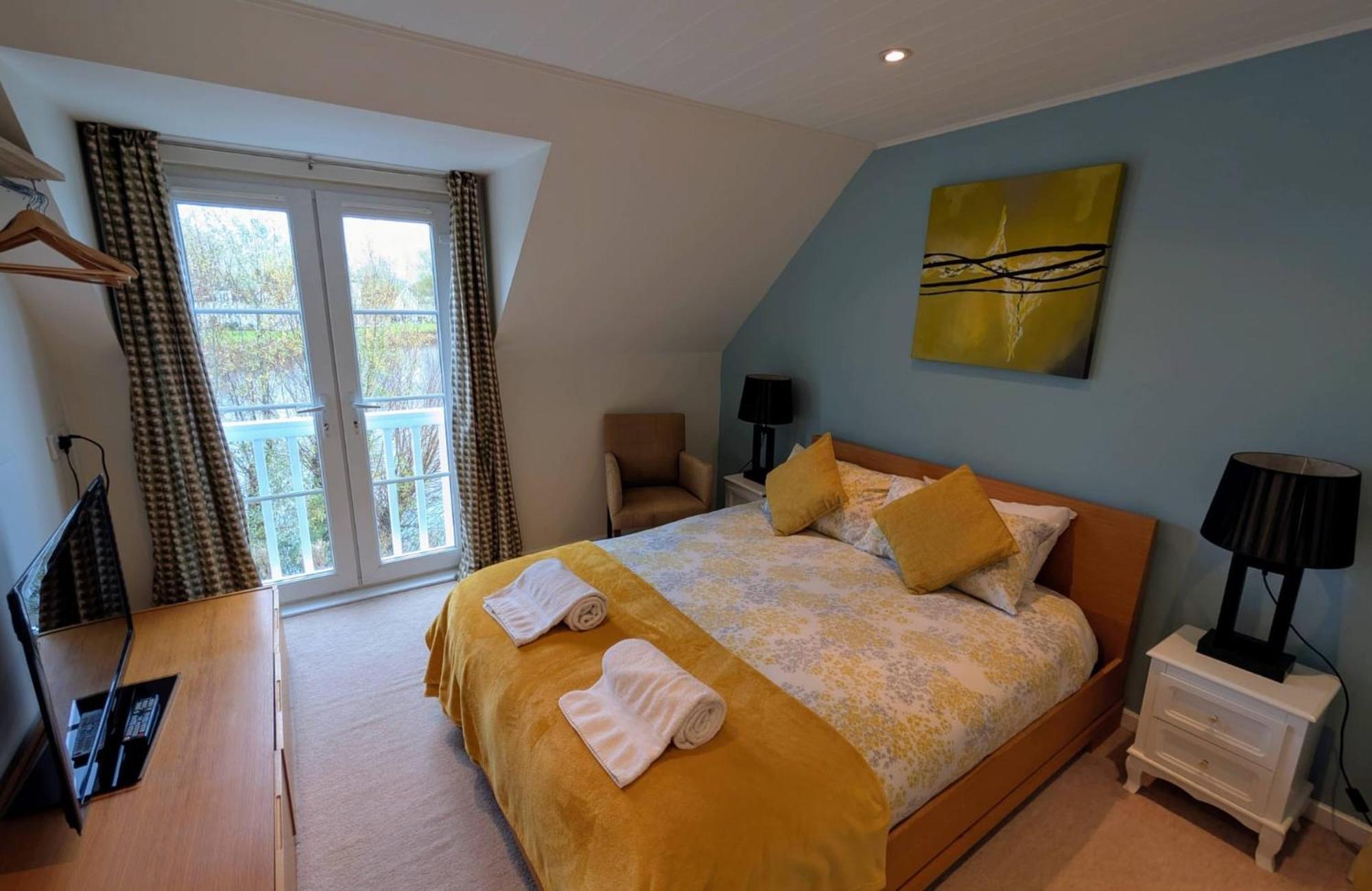 Charming Lake House Nature Retreat In Cotswold Water Park, South Cerney Near Cirencester Extérieur photo